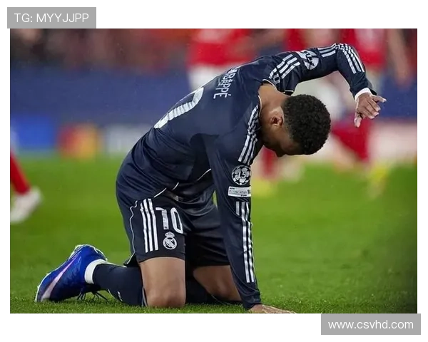 特鲁宾进球后被队友压膝盖受伤